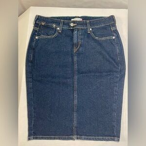 Levi's Women's High-Rise Back-Slit Denim Skirt Dark Wash Size 6 Knee Length